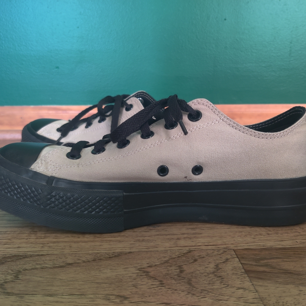 Converse Size 9.5/10 - Picture 5 of 8